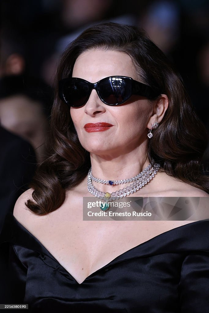 Minh tinh Pháp gốc Ba Lan Juliette Binoche sang trọng với đầm trễ vai đen. Ảnh: Getty Images.