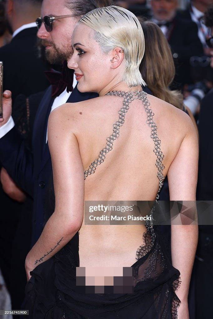 Hai khách mời vô danh chọn trang phục khoe &quot;da thịt&quot;. Một người đẹp còn hớ hênh phản cảm vì váy khoét lưng quá sâu. Ảnh: Getty Images.