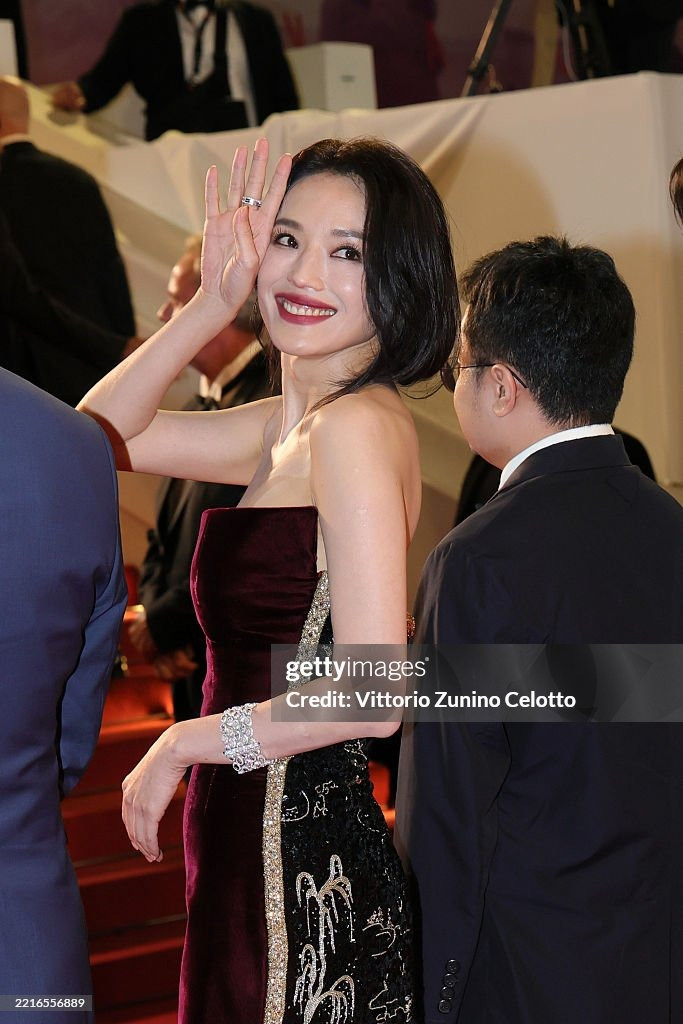 Thư Kỳ đẹp hút hồn tại sự kiện khi diện váy quây màu đỏ đậm, với chi tiết thêu Trung Hoa tinh tế ở mặt sau. Kiểu tóc ngắn phồng và son môi đỏ làm tăng nét quyến rũ cổ điển cho mỹ nhân sinh năm 1976. Ảnh: VogueTaiwan.