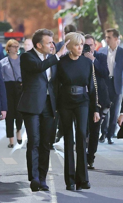 Khi dạo phố đi bộ Hồ Gươm vào tối 26/5, bà thể hiện sự cá tính và mạnh mẽ với áo dài tay đen, điểm vàng ở hai ống tay, quần dài ống loe và giày da đồng bộ. Điểm nhấn của cả set đồ là chiếc thắt lưng to bản bằng da. Ảnh: TTXVN