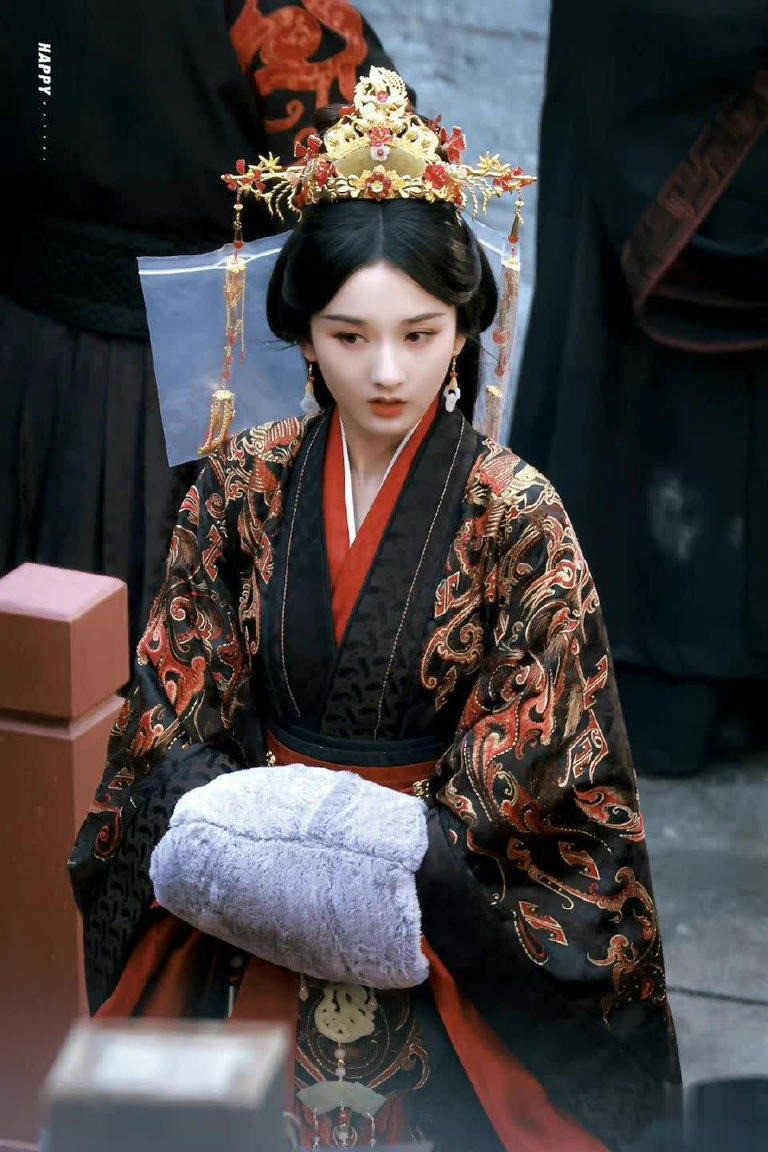 Trong khi showbiz Hoa ngữ bị chê cười vì nhan sắc tầm trung nhưng cố chấp với hình tượng đệ nhất mỹ nhân cổ trang, Tống Tổ Nhi lại là &quot;danh xứng với thực&quot;. Cô không chỉ hợp với trang phục thời Chiến Quốc, mà còn càng cầu kỳ càng kiều diễm như trang phục màu đỏ hoặc đồ cưới. Màu son đỏ cũng làm nổi bật làn da trắng sứ.