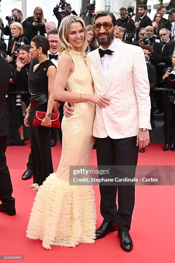 Nam diễn viên Thụy Điển Fares Fares dẫn vợ, Clara Hallencreutz, đến Cannes dự buổi ra mắt Eagles Of The Republic (Les Aigles De La République) do anh đóng chính. Trong phim, anh vào vai George Fahmy, một trong những diễn viên nổi tiếng nhất của Ai Cập. Fahmy đối mặt với áp lực phải đóng vai chính trong bộ phim do chính phủ yêu cầu. Cuối cùng anh chấp nhận và vướng vào mối quan hệ ngoài luồng với vợ của vị tướng giám sát bộ phim. Ảnh: Getty Images.