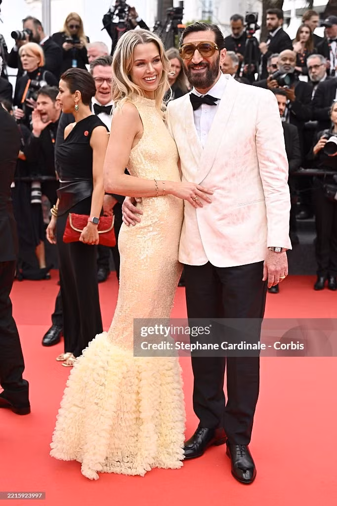 Nam diễn viên Thụy Điển Fares Fares dẫn vợ, Clara Hallencreutz, đến Cannes dự buổi ra mắt Eagles Of The Republic (Les Aigles De La République) do anh đóng chính. Trong phim, anh vào vai George Fahmy, một trong những diễn viên nổi tiếng nhất của Ai Cập. Fahmy đối mặt với áp lực phải đóng vai chính trong bộ phim do chính phủ yêu cầu. Cuối cùng anh chấp nhận và vướng vào mối quan hệ ngoài luồng với vợ của vị tướng giám sát bộ phim. Ảnh: Getty Images.