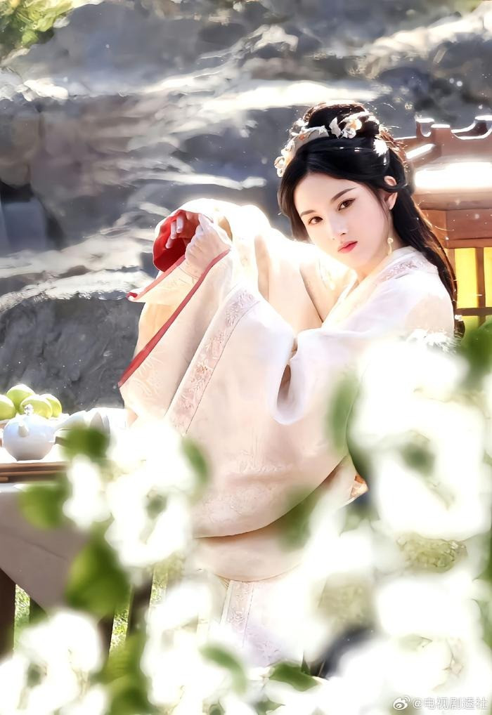 Ngôi sao sinh năm 1998 từng được Sina bầu chọn là mỹ nhân cổ trang thế hệ mới vào năm 2020. Vẻ đẹp của cô được ca tụng là sự kết hợp giữa Trương Bá Chi, Vương Tổ Hiền và Lưu Diệc Phi...