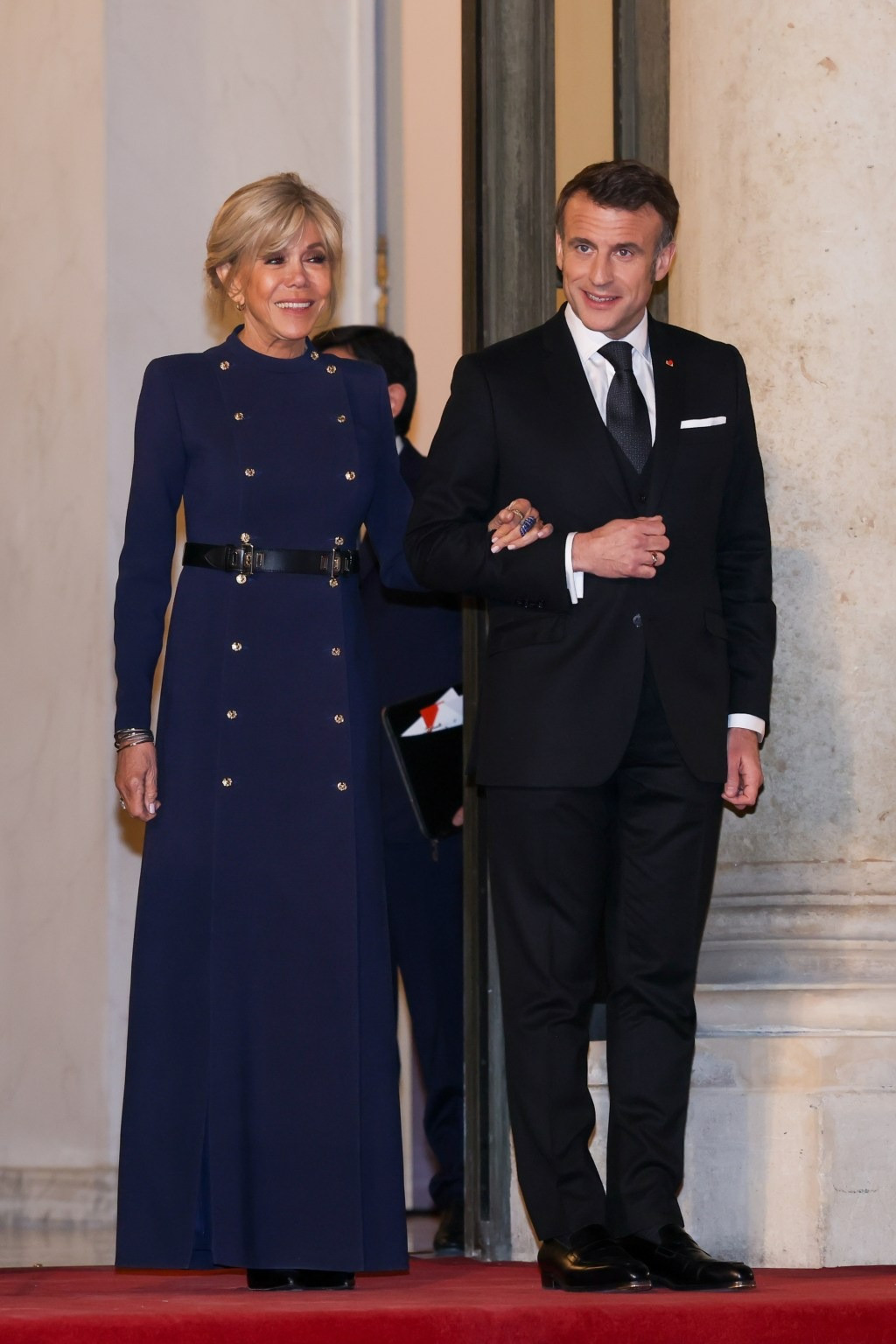 Bà Brigitte Macron tương đối nhỏ bé hơn hầu hết những nhân vật mà bà đứng chung trong khung hình. Do đó, một quy tắc khác trong phong cách của bà là phải đi giày cao gót và ít khi thấp hơn 10 cm. Ảnh: Getty Images.
