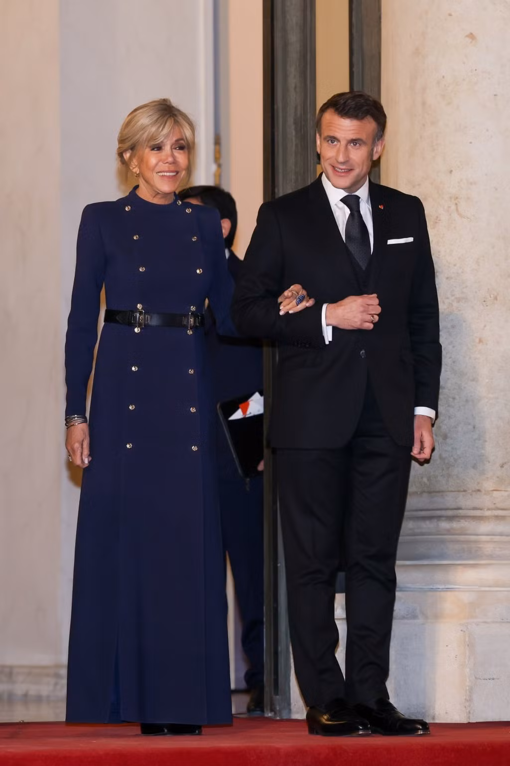 Bà Brigitte Macron tương đối nhỏ bé hơn hầu hết những nhân vật mà bà đứng chung trong khung hình. Do đó, một quy tắc khác trong phong cách của bà là phải đi giày cao gót và ít khi thấp hơn 10 cm. Ảnh: Getty Images.