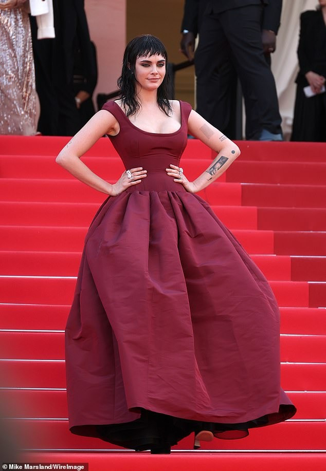 Chân dài Cara Delevingne trông khác lạ với kiểu tóc ướt và đôi mắt khói đậm. Ảnh: WireImage.