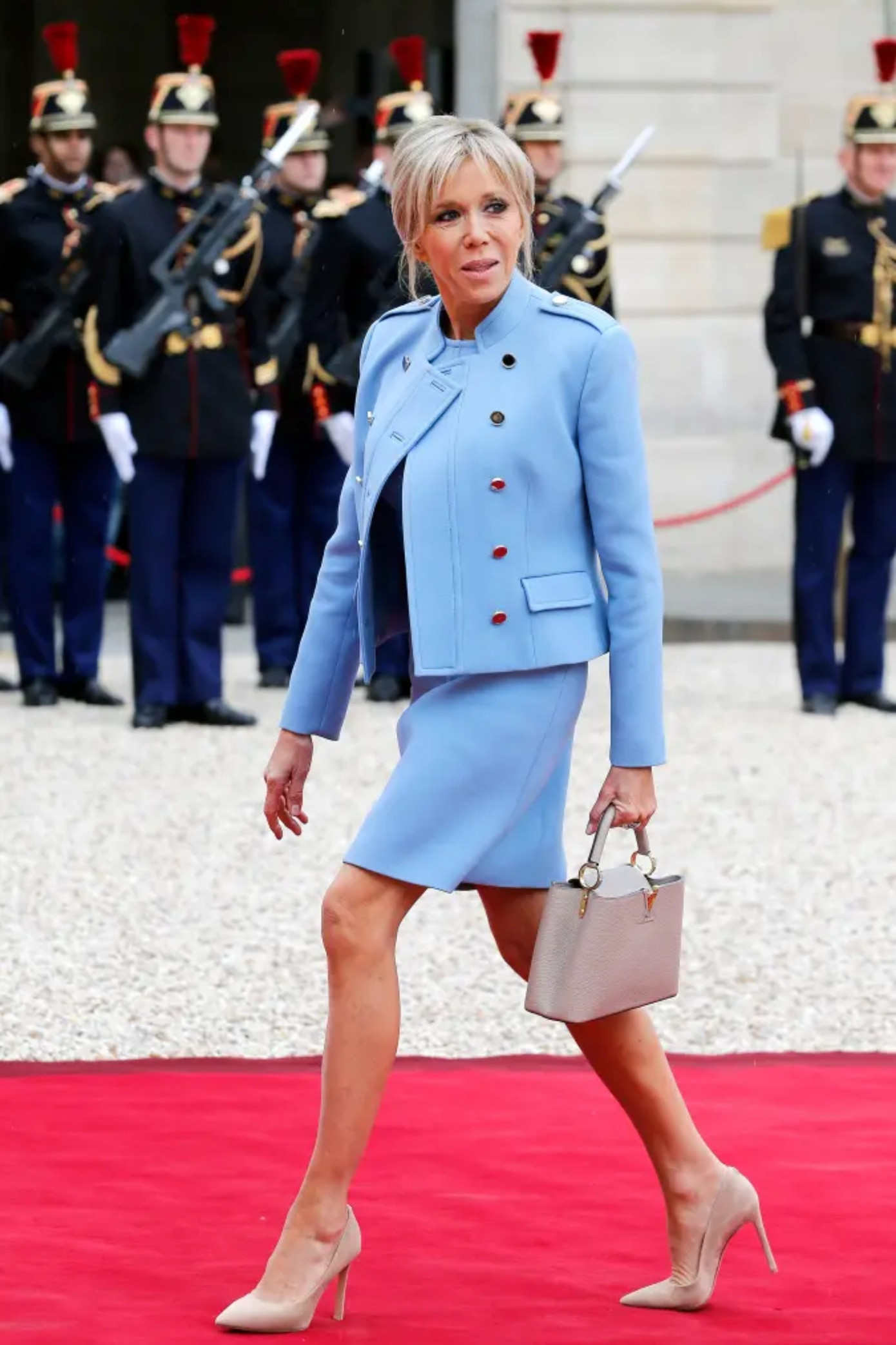 Từ lâu, bà Brigitte Macron được ca ngợi là một trong những đệ nhất phu nhân có phong cách không thua kém các biểu tượng thời trang, bên cạnh bà Melania Trump và Bành Lệ Viện... Bà Macron đặc biệt yêu thích thương hiệu Louis Vuiton, nhà mốt tiêu biểu cho tinh thần Pháp. Bà thường diện nguyên cây Louis Vuiton, từ áo, váy đến túi xách tại sự kiện quan trọng. Ảnh: Getty Images.