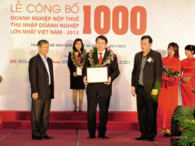 Phó Tổng Giám đốc VietinBank Nguyễn Văn Du đại diện nhận Chứng nhận xếp hạng V1000 năm 2013