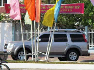 Xe của cơ quan điều tra rời trụ sở Sở LĐ-TB&XH Cà Mau khi bắt tạm giam ông Tâm