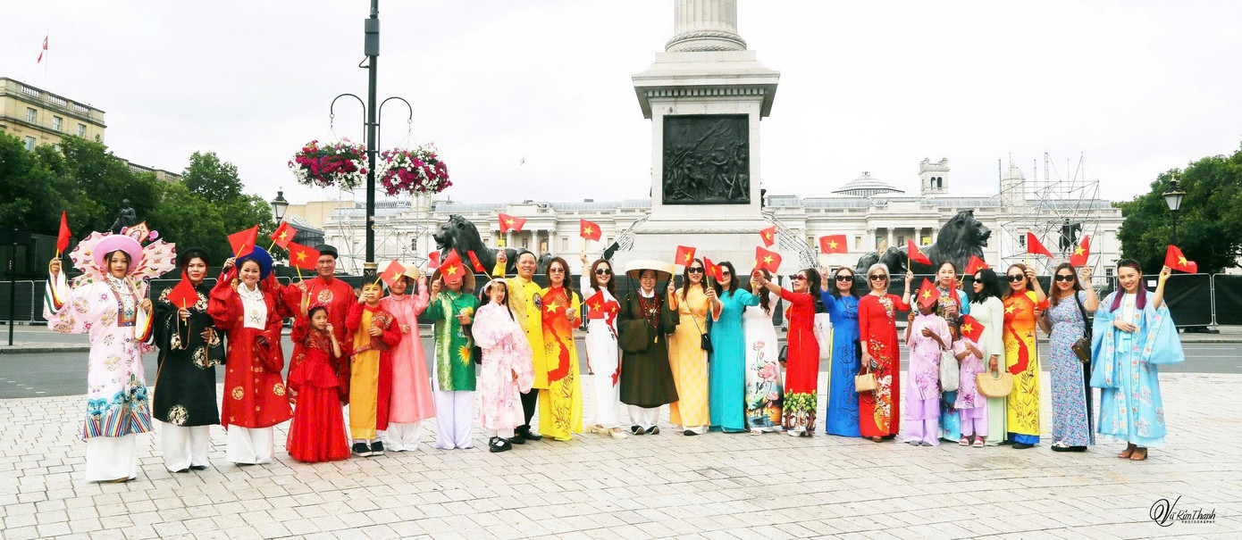 Các trang phục Việt cùng cờ đỏ sao vàng rực rỡ trên đường phố London. (Ảnh: Andrea)