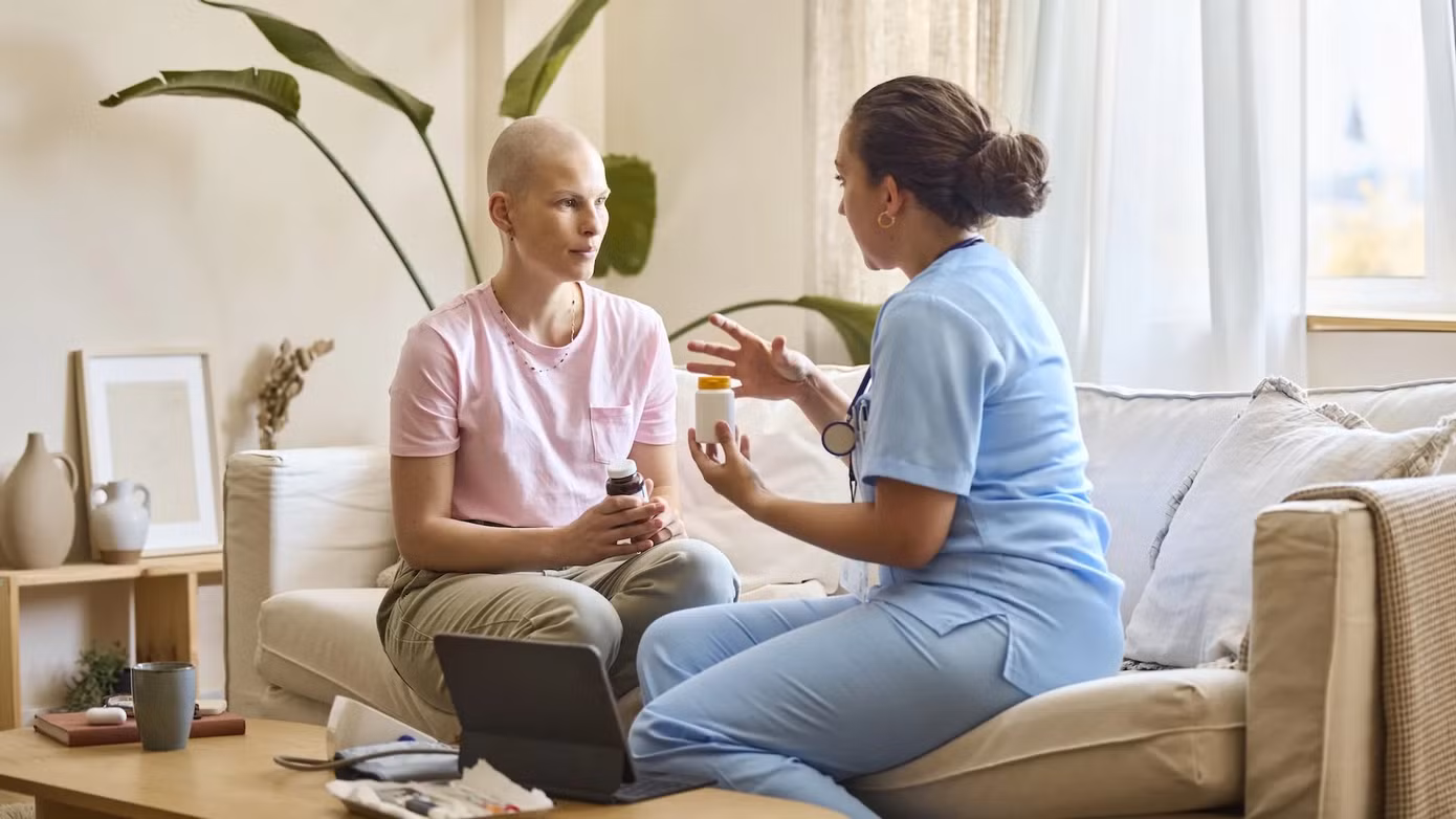 Một số loại ung thư, bao gồm ung thư vú và ung thư đại tràng, đang trở nên phổ biến hơn ở những người dưới 50 tuổi. Có thể có sự kết hợp của nhiều yếu tố. (Ảnh: Morsa Images)