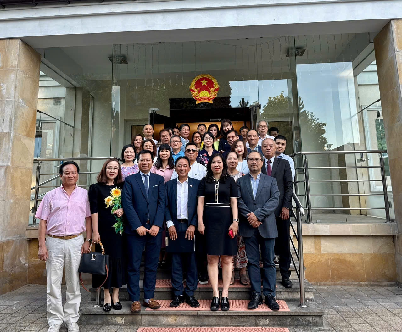 Thứ trưởng Lê Thị Thu Hằng ( thứ hai từ phải sang) gặp gỡ các hội đoàn người Việt Nam tại Ba Lan. Thứ trưởng Lê Thị Thu Hằng ( thứ hai từ phải sang) gặp gỡ các hội đoàn người Việt Nam tại Ba Lan.