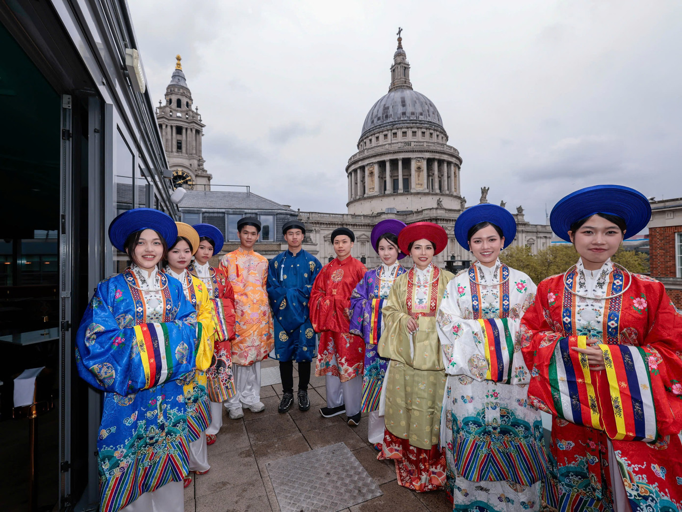 Các bộ áo dài cổ phục của Việt Nam được trình diễn trên đường phố London, Vương quốc Anh. (Ảnh: Andrea)