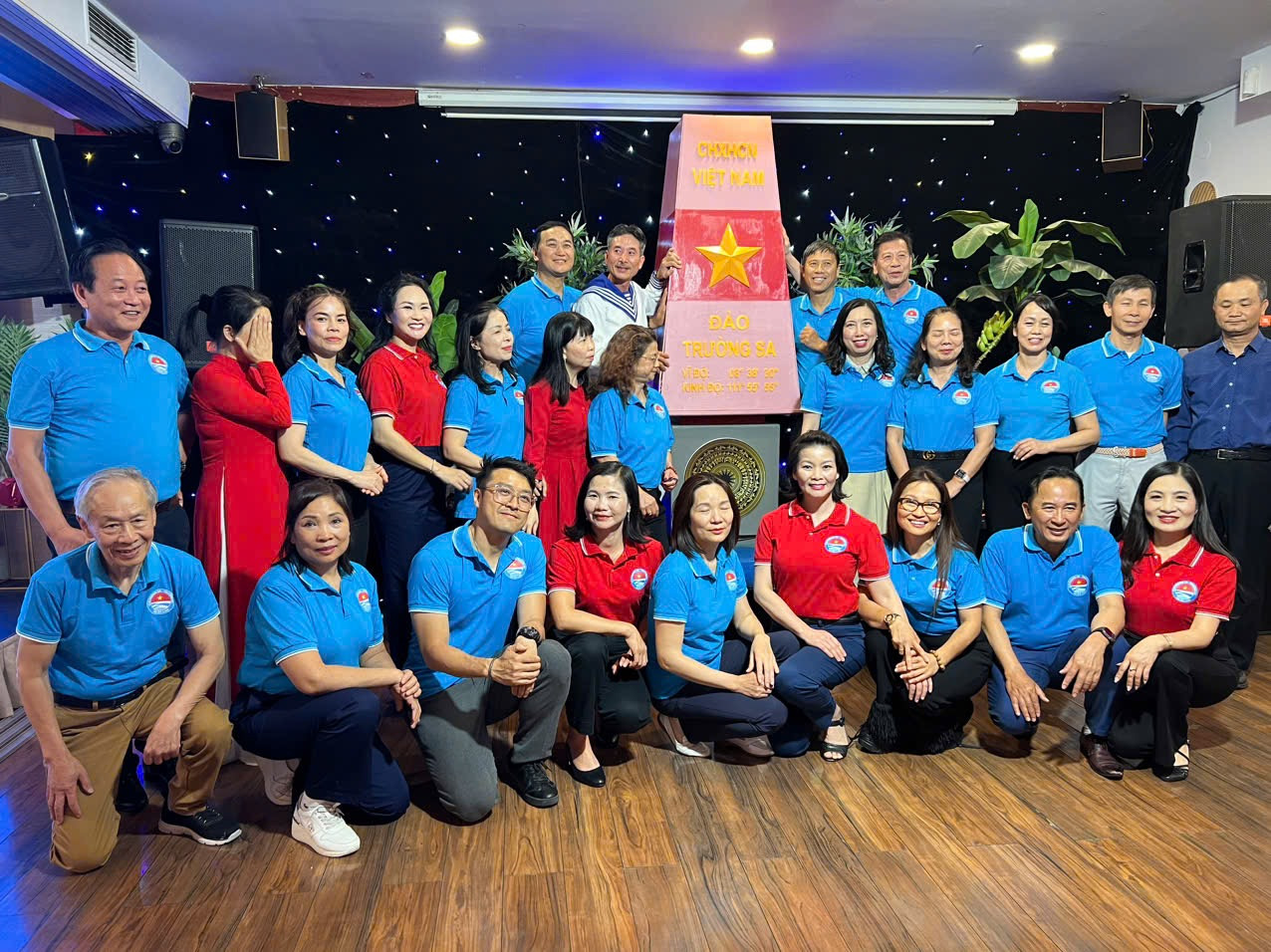 Thứ trưởng Lê Thị Thu Hằng (thứ 5, hàng hai, từ phải sang) hòa đồng cùng với các "chiến sỹ Trường Sa" tại Ba Lan. Thứ trưởng Lê Thị Thu Hằng (thứ 5, hàng hai, từ phải sang) hòa đồng cùng với các "chiến sỹ Trường Sa" tại Ba Lan.