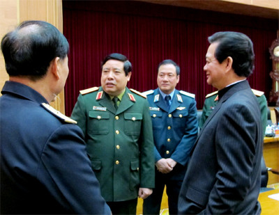 Thủ tướng Nguyễn Tấn Dũng và Bộ trưởng Phùng Quang Thanh trao đổi với các đại biểu bên lề hội nghị