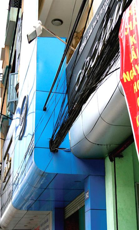 ...thì ta bọc chúng lại theo cách này. Vừa túm được mớ dây này vào cho gọn, vừa làm được biển hiệu đẹp!