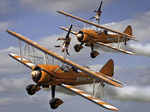 Nhóm Breitling Wingwalkers chuyên biểu diễn những trò mạo hiểm phô diễn tài năng đứng tim trên cánh chiếc máy bay đang bay với vận tốc hơn 240 km/giờ. Ảnh: DARREN HARBAR / CATERS NEWS