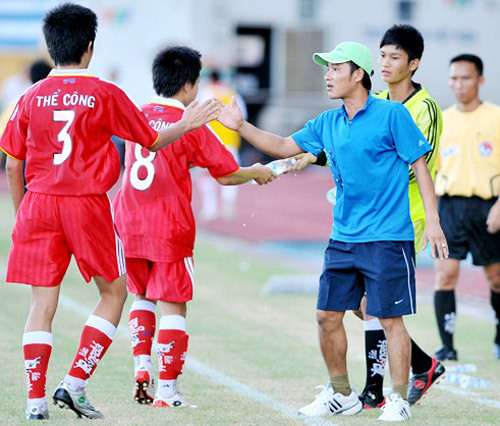 Thầy Hồng Sơn và các học trò nhí. Thầy Hồng Sơn và các học trò nhí