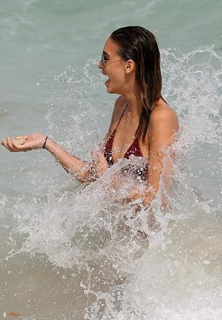 Ngất ngây với thân hình siêu nóng bỏng của bạn gái Robin Thicke ảnh 4