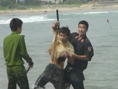 Bắt giữ đối tượng quá khích tấn công cảnh sát trên bãi biển cổ vật