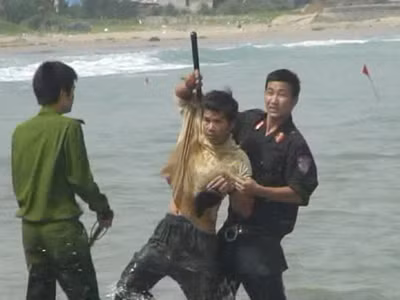 Bắt giữ đối tượng quá khích tấn công cảnh sát trên bãi biển cổ vật