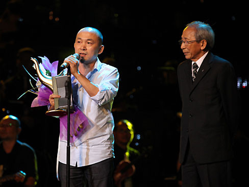 Nhạc sĩ Nguyễn Ánh 9 trao giải Nhạc sĩ của năm cho nhạc sĩ Quốc Trung. Nhạc sĩ Nguyễn Ánh 9 trao giải Nhạc sĩ của năm cho nhạc sĩ Quốc Trung