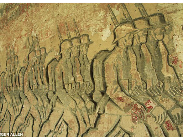 Bức phù điêu mô tả quân Đức đang hành quân ở gần sân khấu, nơi khán giả đễn xem các cuộc thi đấu. Bức phù điêu cũng thể hiện được phần nào tham vọng quân sự của Hitler