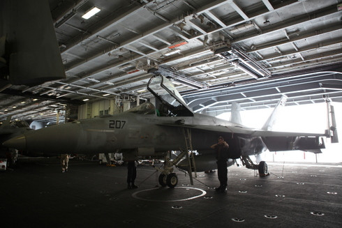 Một chiếc máy bay vừa được đưa về trung tâm sau khi hạ cánh