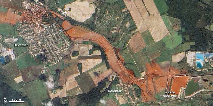 Dấu vết bùn đỏ tràn vào một nhà ở làng Kolontar, Hungary, ngày 7-10-2010. Ảnh: AP