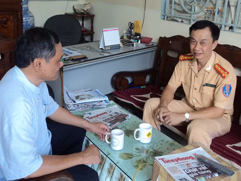 Đại tá Huỳnh Đấu Tranh (phải) với PV Tiền Phong Ảnh: Ngọc Duyên