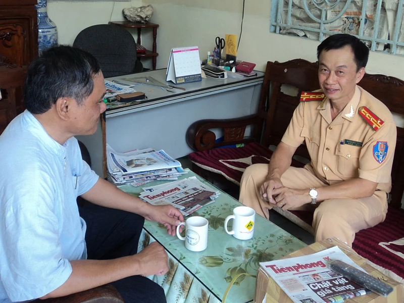 Đại tá Huỳnh Đấu Tranh (phải) với PV Tiền Phong Ảnh: Ngọc Duyên