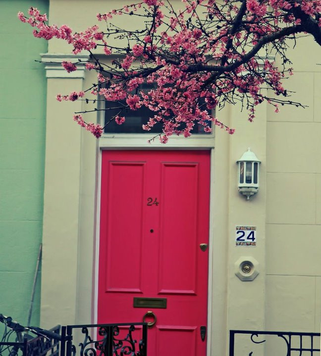 London đẹp như một bức tranh Tháp London qua mọi góc nhìn Dòng sông Thames yên bình London Eye - một trong những biểu tượng của London Big Ben trứ danh Cây cầu Golden Jubilee. Từ đây có thể dễ dàng thấy đc cả 2 biểu tượng của London là London Eye và Big Ben. Cây cầu Southpark lung linh trong ánh điện Cây cầu Westminster nổi tiếng Chiều tàn cuối đông Richmond Một góc nhỏ của Portobello London ấm áp sắc xuân với màu hồng tươi của hoa đào nở Sự bình yên bao trùm lên London khi màn đêm buông xuống Bắt gặp người nghệ sĩ đang say sưa với những giai điệu nhạc vào một chiều cuối đông.