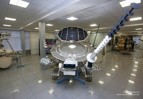 Ăng-ten kim loại dài giúp nó kết nối với Trái đất