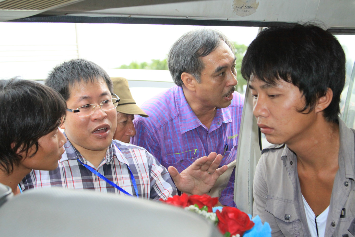 Người thân tranh thủ hỏi thăm sức khỏe