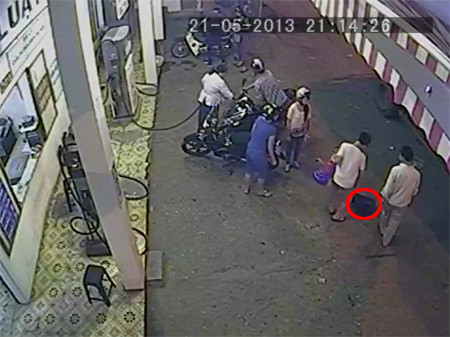 Hai bé phát hiện đã báo với nhân viên cây xăng. Hai cháu bé phát hiện đã báo với nhân viên cây xăng