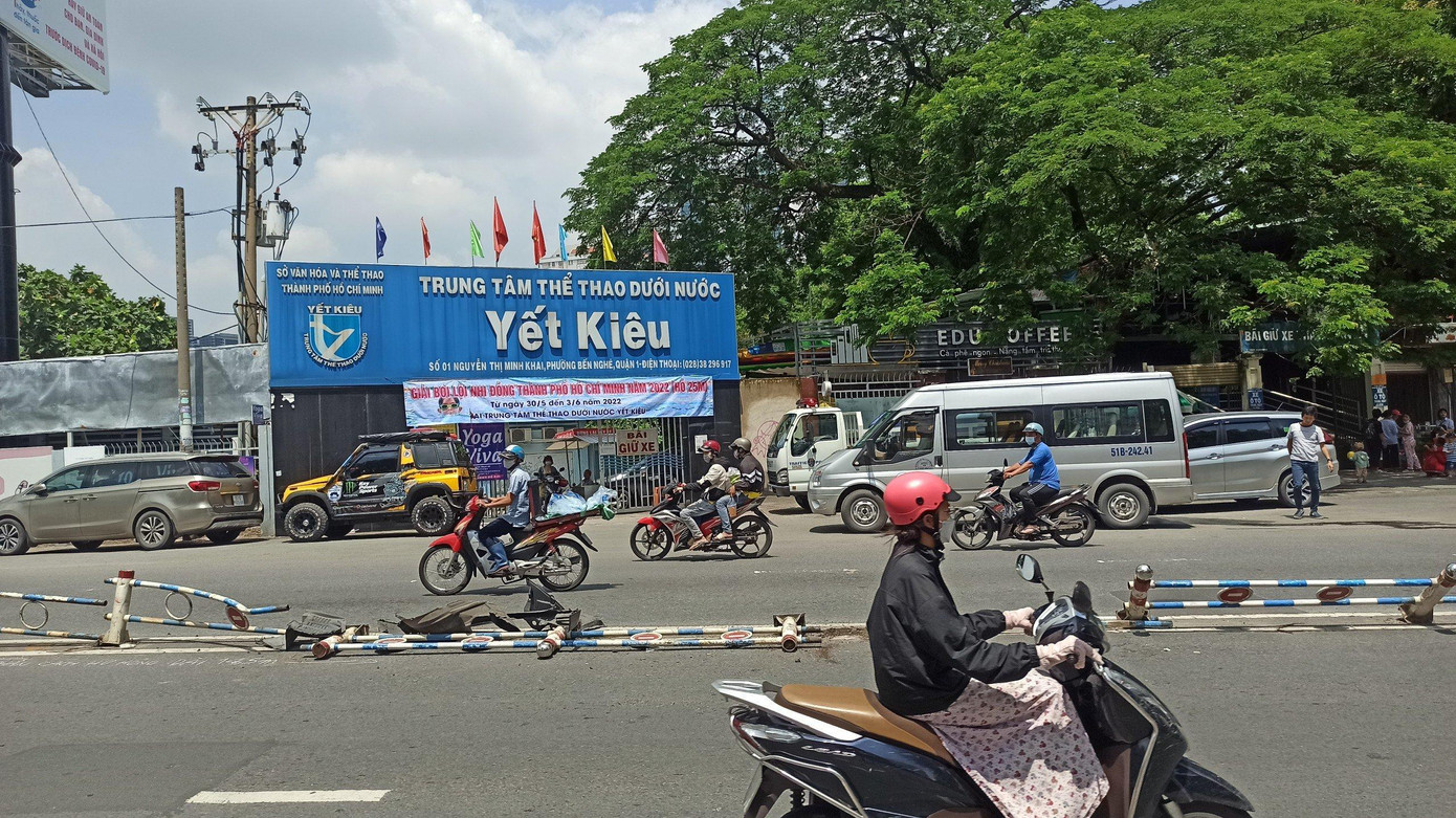 Dải phân cách bị tông đổ. Dải phân cách bị tông đổ.