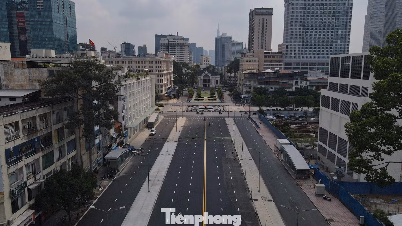 Trước đó vào dịp 30/4-1/5/2022, Ban Quản lý đường sắt đô thị TPHCM (MAUR) đã tái lập và hoàn trả mặt bằng một phần đường Lê Lợi, đoạn từ Nguyễn Huệ đến đoạn giao đường Pasteur.