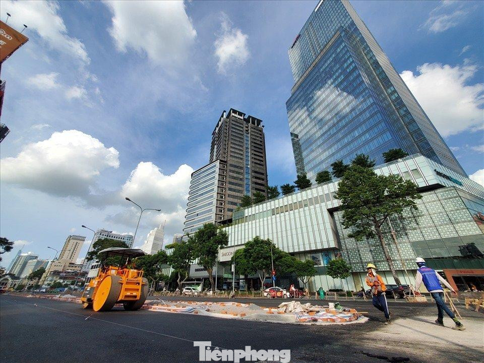 Sau 5 năm rào chắn phục vụ thi công tuyến Metro số 1 Bến Thành - Suối Tiên, đoạn đường từ ngã tư Lê Lợi - Pasteur đến trước ngã tư Lê Lợi - Nam Kỳ Khởi Nghĩa (quận 1) đường Lê Lợi tiếp tục được hoàn trả mặt bằng. Sau 5 năm rào chắn phục vụ thi công tuyến Metro số 1 Bến Thành - Suối Tiên, đoạn đường từ ngã tư Lê Lợi - Pasteur đến trước ngã tư Lê Lợi - Nam Kỳ Khởi Nghĩa (quận 1) đường Lê Lợi tiếp tục được hoàn trả mặt bằng.