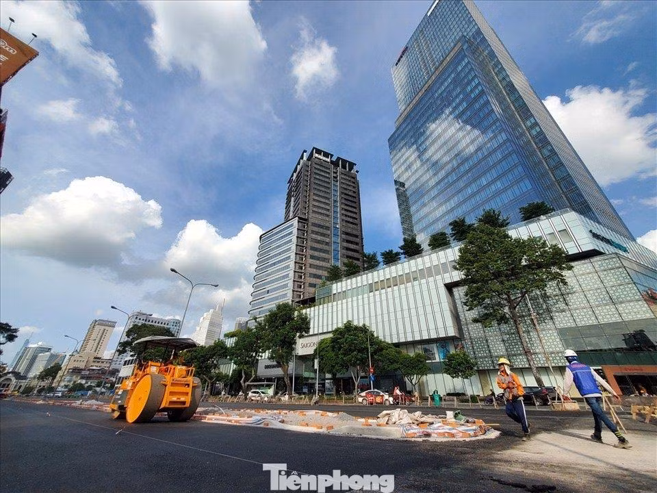 Sau 5 năm rào chắn phục vụ thi công tuyến Metro số 1 Bến Thành - Suối Tiên, đoạn đường từ ngã tư Lê Lợi - Pasteur đến trước ngã tư Lê Lợi - Nam Kỳ Khởi Nghĩa (quận 1) đường Lê Lợi tiếp tục được hoàn trả mặt bằng.