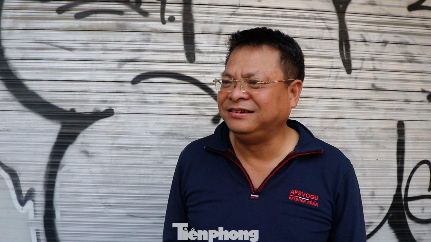 "Sống ở đây đã lâu từ khi đoạn đường bị rào chắn, thường ngày chúng tôi phải di chuyển bằng con đường khác. Giờ cao điểm, thường kẹt xe nghiêm trọng. Mỗi lúc tôi đi đón con đi học trở về rất mất thời gian do đường hẹp, lượng người quá đông", ông Hoàng Ngọc Lợi - người dân sinh sống ở khu vực đường Lê Lợi, quận 1 cho biết và bày tỏ sự phấn khởi khi đường Lê Lợi sắp được tháo dỡ rào chắn. "Sống ở đây đã lâu từ khi đoạn đường bị rào chắn, thường ngày chúng tôi phải di chuyển bằng con đường khác. Giờ cao điểm, thường kẹt xe nghiêm trọng. Mỗi lúc tôi đi đón con đi học trở về rất mất thời gian do đường hẹp, lượng người quá đông", ông Hoàng Ngọc Lợi - người dân sinh sống ở khu vực đường Lê Lợi, quận 1 cho biết và bày tỏ sự phấn khởi khi đường Lê Lợi sắp được tháo dỡ rào chắn.