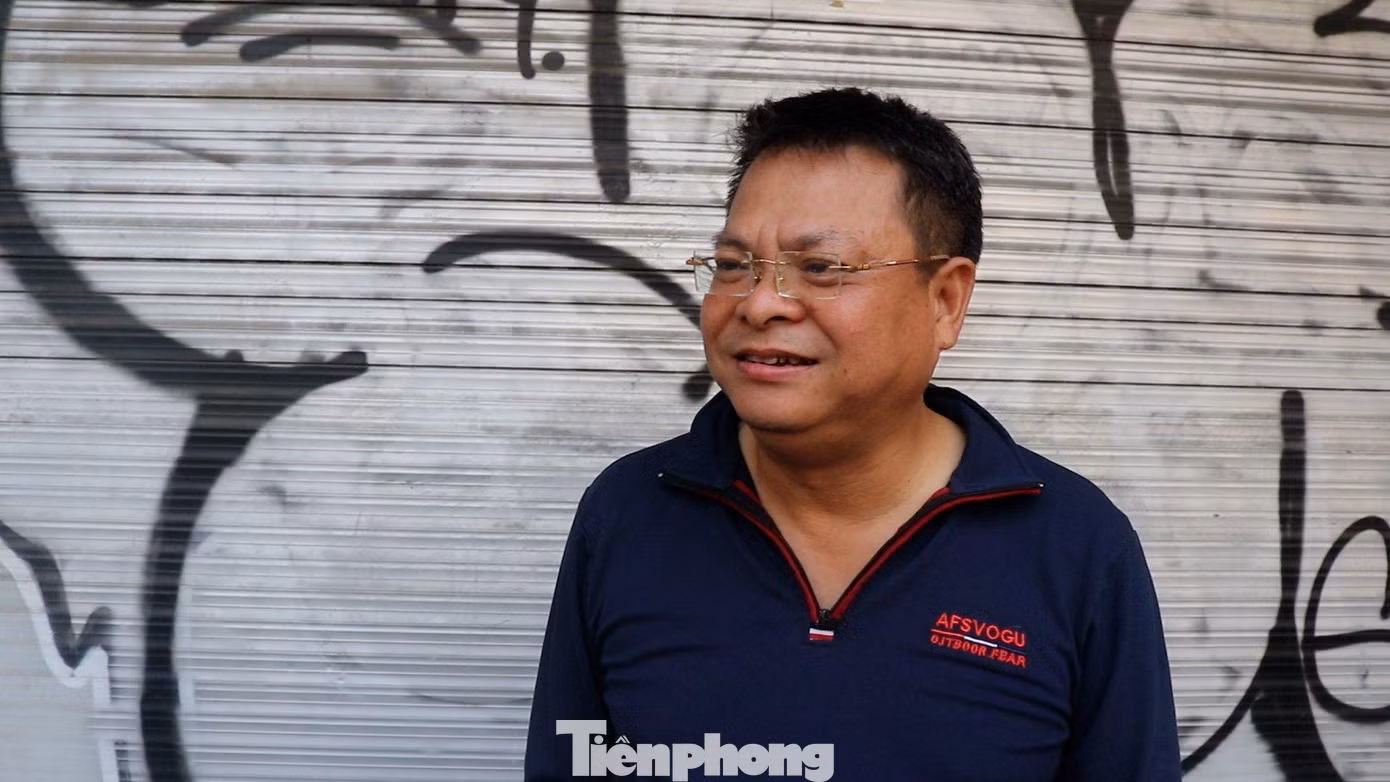 "Sống ở đây đã lâu từ khi đoạn đường bị rào chắn, thường ngày chúng tôi phải di chuyển bằng con đường khác. Giờ cao điểm, thường kẹt xe nghiêm trọng. Mỗi lúc tôi đi đón con đi học trở về rất mất thời gian do đường hẹp, lượng người quá đông", ông Hoàng Ngọc Lợi - người dân sinh sống ở khu vực đường Lê Lợi, quận 1 cho biết và bày tỏ sự phấn khởi khi đường Lê Lợi sắp được tháo dỡ rào chắn.