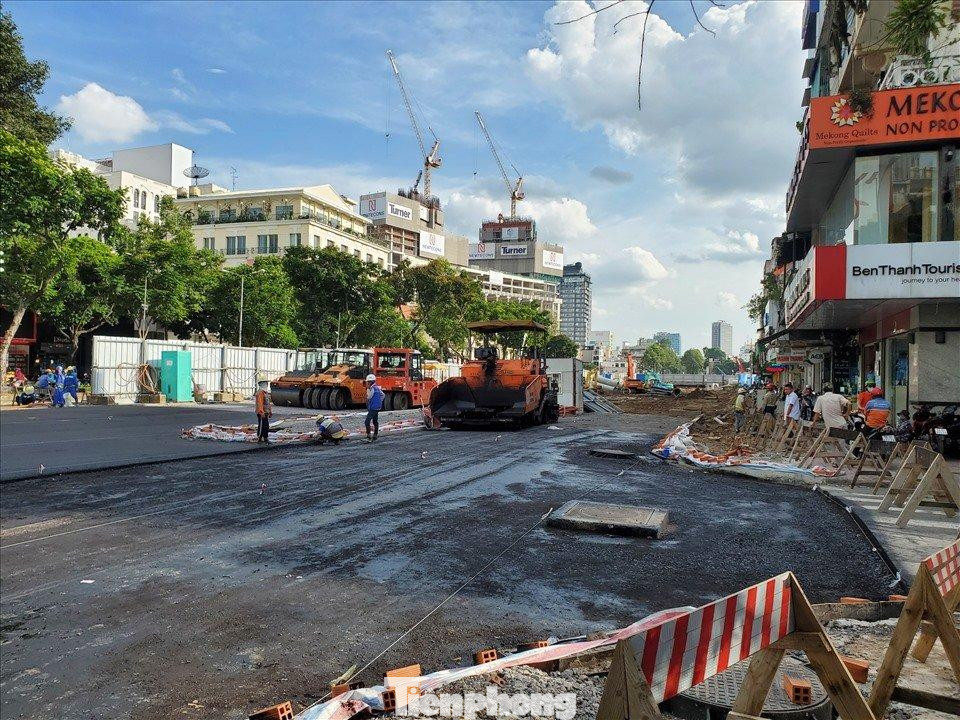 Rào chắn xung quanh đã được gỡ bỏ, thay thế bằng rào gỗ để hạn chế người dân lưu thông vào khu vực đang thi công thảm mặt đường. Rào chắn xung quanh đã được gỡ bỏ, thay thế bằng rào gỗ để hạn chế người dân lưu thông vào khu vực đang thi công thảm mặt đường.