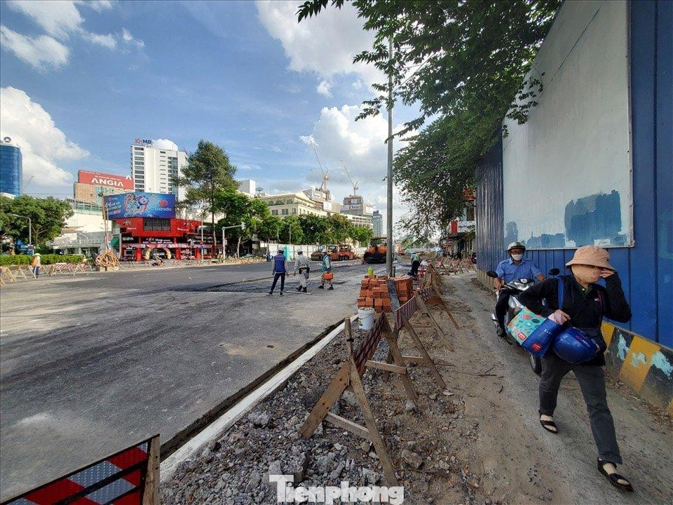 Người dân khu vực đường Lê Lợi bày tỏ sự vui mừng khi sắp tới sẽ đỡ kẹt xe hơn vào các giờ cao điểm, công việc làm ăn buôn bán, sinh hoạt được thuận lợi hơn. Người dân khu vực đường Lê Lợi bày tỏ sự vui mừng khi sắp tới sẽ đỡ kẹt xe hơn vào các giờ cao điểm, công việc làm ăn buôn bán, sinh hoạt được thuận lợi hơn.