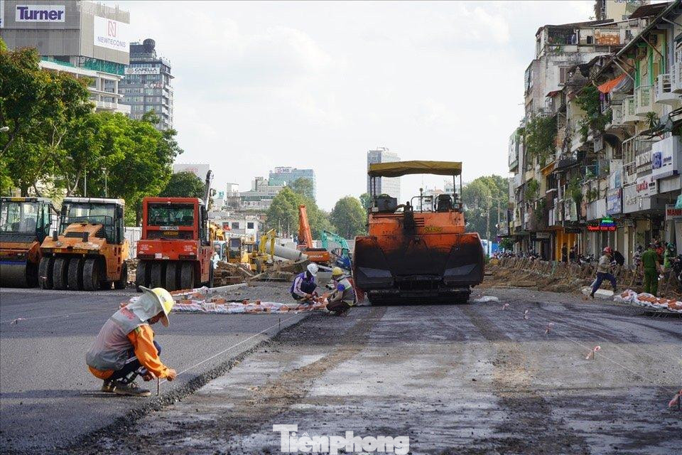Những ngày qua, công trường thi công hoàn trả mặt bằng từ góc đường Lê Lợi giao với đường Pasteur đến đoạn Nam Kỳ Khởi Nghĩa, quận 1 có hàng chục công nhân cùng máy móc hoạt động tất bật. Những ngày qua, công trường thi công hoàn trả mặt bằng từ góc đường Lê Lợi giao với đường Pasteur đến đoạn Nam Kỳ Khởi Nghĩa, quận 1 có hàng chục công nhân cùng máy móc hoạt động tất bật.
