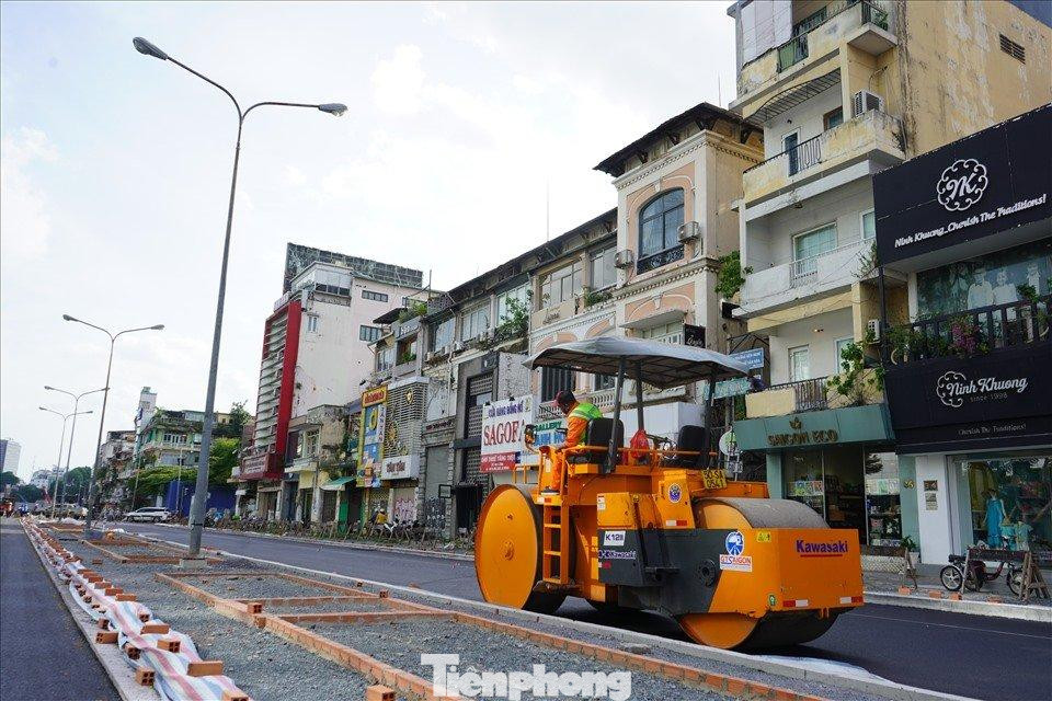 Hiện tại, một loạt mặt bằng đắt đỏ ở đường Lê Lợi đã thoát cảnh "lô cốt" rào chắn, hứa hẹn đây sẽ là khu vực sầm uất ở trung tâm TP trong tương lai. Hiện tại, một loạt mặt bằng đắt đỏ ở đường Lê Lợi đã thoát cảnh "lô cốt" rào chắn, hứa hẹn đây sẽ là khu vực sầm uất ở trung tâm TP trong tương lai.