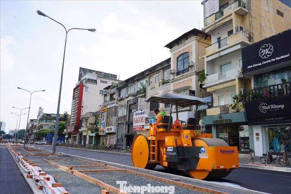 Hiện tại, một loạt mặt bằng đắt đỏ ở đường Lê Lợi đã thoát cảnh "lô cốt" rào chắn, hứa hẹn đây sẽ là khu vực sầm uất ở trung tâm TP trong tương lai.