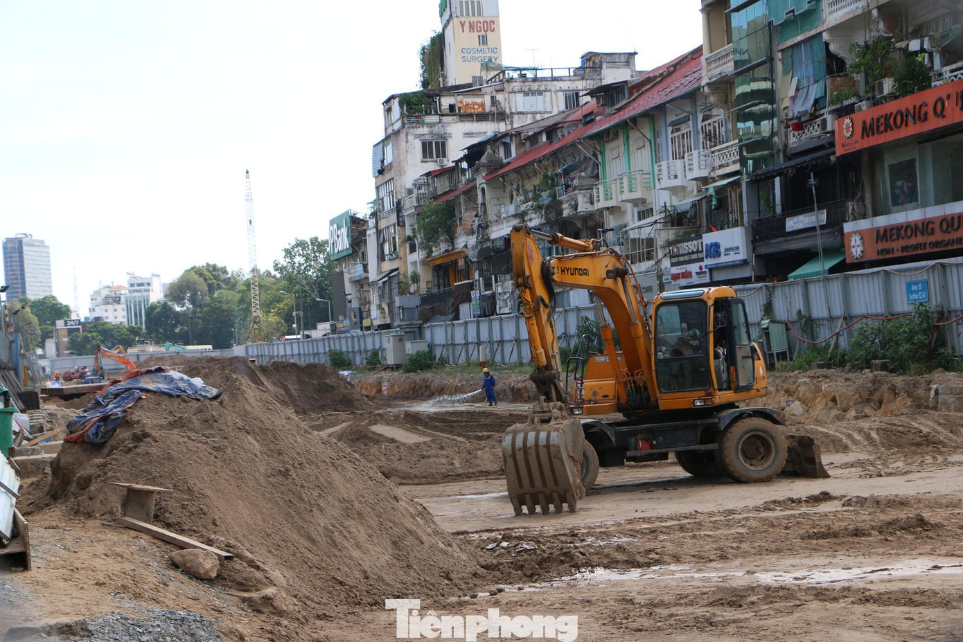 Sau khi mặt đường được trải nhựa, các đơn vị thi công tiếp tục thực hiện các công tác như dựng cột đèn, phục hồi trạm chờ xe buýt... Sau khi mặt đường được trải nhựa, các đơn vị thi công tiếp tục thực hiện các công tác như dựng cột đèn, phục hồi trạm chờ xe buýt...