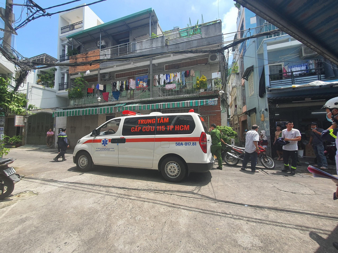 Xe cấp cứu được huy động đến hiện trường.