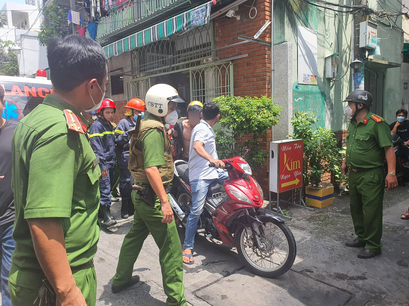 Đến hơn 12h30 cùng ngày, đối tượng đã bị lực lượng cảnh sát khống chế.